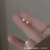 Pendientes de botón de estrella de circonita simples para mujer, Diseño de nicho de lujo ligero, Cartílago de oreja/Stud de hueso de oreja de pentagrama pequeño al por mayor