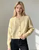 Cárdigan de color sólido suave estilo coreano con cuello redondo y patrón de ganchillo floral, nuevo abrigo de punto suave y acogedor de un solo botón para mujer para otoño e invierno