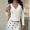 Nova Camiseta Slim Fit Outono 2026 com Renda Doce e Picante Costurada, Gola V, Pulôver Cruzado Europeu e Americano para Mulheres
