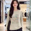 Camiseta de manga larga para mujer, corte regular, longitud corta, con estampado de letras retro americanas y cerezas, capa base para otoño 2026
