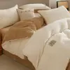 Juego de Cuatro Piezas de Cama de Terciopelo de Leche Lujo Ligero Nuevo Otoño e Invierno 2025 Juego de Tres Piezas de Funda Nórdica y Sábana Bajera de Terciopelo Coral Espesado