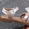 Talla 27-32 2026 Sandalias para Niña de Cuero Ultra-Fibra con Punta Cerrada, Estilo Coreano, Suela Suave, Sandalias de Moda de Venta Caliente 5748