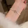 Pulsera Retro Francesa de Estrella de Cinco Puntas con Perlas Exquisito Temperamento Elegante Versátil Pulsera Lujo Ligero Sensación de Gama Alta Joyería de Mano para Mujeres