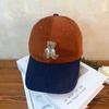Gorra de béisbol de pana a juego con diseño de oso, estilo coreano, estilo retro preppy, para mujer, combina con todo, para otoño e invierno, para hombre.