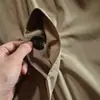 À prova de vento e à prova d'água, com preço de 89 euros. Este casaco de inverno acolchoado e quente para homens é um trench coat de comprimento médio, perfeito para usar ao ar livre na Europa e nos EUA.