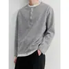 Popular ins 2026 Nueva Primavera Verano Rayas Suelta Casual Camiseta Cuello Henley Manga Larga Capa Base para Hombre Tendencia Nuevo Estilo