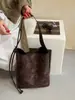 Bolsa tote casual de moda retrô para mulheres, novo estilo coreano outono/inverno 2026, bolsa de ombro transversal versátil de grande capacidade para o dia a dia