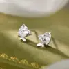 Pendientes de botón de mariposa y corazón de lujo ligero de moda para mujer con circonita microincrustada, un regalo simple, versátil y elegante para mejores amigas