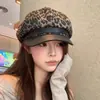 Chapéu Octogonal Fashion Estampa de Leopardo Feminino Retrô Emagrecedor de Rosto Fivela de Couro PU Boina Versátil Estilo Tendência Outono Nova Chegada Chapéu de Pintor