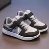 Zapatillas casuales de suela blanda estilo coreano para niños, nuevas de moda verano 2025, zapatos deportivos para niñas y elegantes zapatos blancos para niños