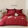 Juego de Ropa de Cama para el Hogar de Cuatro Piezas de Algodón Puro Estilo Dibujos Animados con Temática de Año Nuevo Rojo Presentando Perritos, Incluye Funda Nórdica, Sábana Plana y Sábana Ajustable para Cama de 1.2m