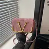 Nova bolsa de ombro minimalista, estilosa e moderna para o trajeto, uma bolsa transversal chique e casual, uma bolsa quadrada pequena