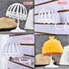 Estante para sombreros de niños de boutique al por mayor soporte para sombreros soporte de exhibición de sombreros de otoño e invierno estante para sombreros de tubo cuadrado placa ranurada soporte de exhibición tridimensional de sombreros plástico