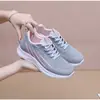 Sapatos de corrida femininos de malha oca para comércio exterior, refrescantes, não abafam, multicoloridos em estoque, fonte transfronteiriça, sapatos casuais femininos