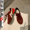 Zapatos de Entrenamiento Deportivos Casuales de Cuero Genuino Estilo Mamá Uva para Mujer, Aumentan la Altura 6cm, Zapatillas Modelo Nuevo Primavera y Otoño 2026 para Mujer