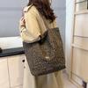 Bolsa de Lona Estampada Leopardo Moda Feminina 2024 Nova Fashionável Elegante Estilo College Bolsa Tote Casual Vintage Bolsa de Ombro