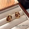 Pendientes geométricos pequeños con estampado de leopardo, diseño de nicho, pendientes de gran sentido, pendientes de moda de estilo Hong Kong con temperamento, pendientes de otoño e invierno a la moda.