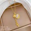[Acero de Titanio] Collar con Colgante de Zirconia en Forma de Llave con Diamantes Completos, Estilo Palacio Lujoso, Cadena Versátil para la Clavícula para Mujeres, Cadena de Acero de Titanio