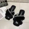 2026 Moda Celebridade da Internet Chinelos Planos de Pelo Femininos Inverno Uso Externo INS Estilo Fada Tendência Sandálias de Uma Tira