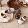 Zapatos de cuero estilo francés 2026 primavera y otoño nuevos versión coreana para niñas, zapatos de princesa de lunares poco profundos con suelas suaves, zapatos Mary Jane de un solo color