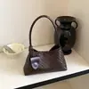 Bolsa de ombro artesanal tecida transfronteiriça estilo coreano, nicho, para mulheres, bolsa de mão casual fashion, bolsa de ombro tipo balde de grande capacidade