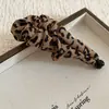 Grampo de Cabelo Tecido Acrílico Estilo Coreano Estampa de Leopardo para Coque na Parte de Trás da Cabeça, Presilha Bico de Pato, Acessório de Cabelo com Design de Nicho da Moda