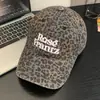 Boné de Baseball com Estampa de Leopardo Bordado com Letra para Mulheres, Estilo Retro Americano, Boné Bico de Pato Emagrecedor, Aba Larga, Circunferência da Cabeça Grande, Topo Macio