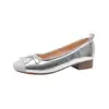 Sapatilhas Femininas Prata com Laço Francês Bico Quadrado Outono Corte Baixo Slip-on Solado Macio Flat Sapatos Single para Combinar com Saias