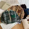 Camisa con Forro de Polar para Niños 2026 Otoño/Invierno Nuevo Estilo Niños Tallas Mediana y Pequeña Camisa Chaqueta Cuadros Atractiva Ropa Exterior Gruesa para Bebé