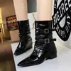Botas de tornozelo estilo Chelsea retrô, com design britânico, bico fino em verniz e salto grosso, com cano largo plissado