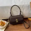Bolsa Feminina Personalidade Francesa Tendência 2026 Nova Fivela de Fecho Moda Retrô Estilosa Bolsa Baguete de Ombro Único ou de Braço