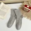 Meias de outono e inverno, meias de algodão femininas, estilos para primavera e outono/inverno, meias lisas simples estilo japonês, meias de cano médio para negócios estilo coreano, meias de algodão da moda