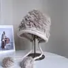 Chapéu Pulôver da Moda com Borda Rebatida e PomPom de Pelo para Mulheres no Inverno, Estilo Novo para Proteger do Frio, Chapéu Lei Feng com Veludo, Chapéu à Prova de Vento com Proteção para Orelhas