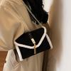 Este ano, a bolsa pequena popular feminina outono e inverno combinando 2023, nova bolsa mensageiro com corrente retrô fosca, pequena bolsa quadrada peluda