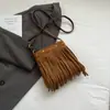 Bolsa quadrada pequena vintage com franjas estilo francês para mulheres, nova coleção de verão 2026, bolsa de ombro e transversal de alta moda para trabalho e deslocamento