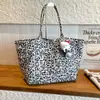 Bolsa de lona con estampado de leopardo para mujer, bolsa de gran capacidad, nuevo modelo 2026, bolso de mano de estrella transfronterizo, bolso de hombro para el trabajo, bolsa versátil