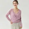 Elegante cardigã de mistura de caxemira e seda de amoreira com uma blusa de alça fina por baixo, um conjunto de duas peças para mulheres, perfeito para outono e inverno