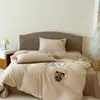 2026 Nuevo Set de Cuatro Piezas de Algodón Cepillado con Bordado de Osito de Peluche para Cama de 1.2m Set de Tres Piezas