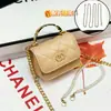 Bolsa mini matelassê com corrente, item de venda quente para primavera e verão para mulheres, nova bolsa quadrada pequena da moda com toque de luxo, bolsa de ombro e transversal de nicho