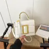 Bolsa de Mão com Textura Cruzada 2026 Verão Nova Bolsa Feminina Estilo Retrô Bolsa de Ombro Decoração com Cinto de Couro Bolsa Transversal