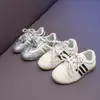 Tenis blancos para niños y niñas, zapatos deportivos escolares, zapatos casuales antideslizantes de suela blanda para primavera y otoño, modelo nuevo para estudiantes y niños
