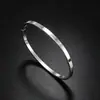 Pulsera minimalista lisa de acero de titanio que no se decolora para mujer, moderna y versátil, joyería transfronteriza con galvanoplastia al vacío de 18k