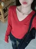 Camiseta de manga larga de alta gama de color rojo con cuello en V, capa base para mujer, chic de principios de otoño, top único y hermoso