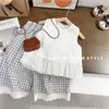 Conjunto de Verão Sem Mangas para Meninas Novo Estilo Roupa de Verão Infantil Conjunto de Duas Peças Calça Xadrez de Renda com Colete Roupas de Bebê Exportação