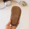 Sapatos de algodão grossos, macios e forrados com fleece para crianças, novo estilo de inverno 2026, sapatos de pelúcia de desenho animado para meninas, pantufas de algodão para bebês