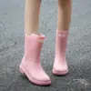 Atacado galochas de cano médio femininas antiderrapantes moda calçados externos para chuva impermeáveis resistentes ao desgaste calçados aquáticos calçados aquáticos de trabalho médio-baixo femininos