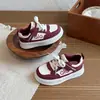 Tênis infantil 2026 primavera e outono novo modelo sapatos de menina respirável casual versátil sola macia sapatos esportivos para meninos mais velhos