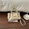 Bolsa de mão plissada de luxo estilo coreano de nicho 2026, moderna e simples, com uma fivela de cinto estilosa, bolsa feminina de ombro único ou transversal
