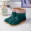 Zapatos de agua engrosados, botas de lluvia, botas cortas para mujer, forradas de felpa, impermeables, antideslizantes, botas de lluvia de invierno, zapatos de goma cálidos para cocina