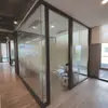 Divisória de Vidro para Sala de Conferências Parede de Vidro Temperado Prédio de Escritórios Isolamento Acústico Aço Integral À Prova de Fogo Porta de Divisória Panorâmica de Vidro de Camada Única